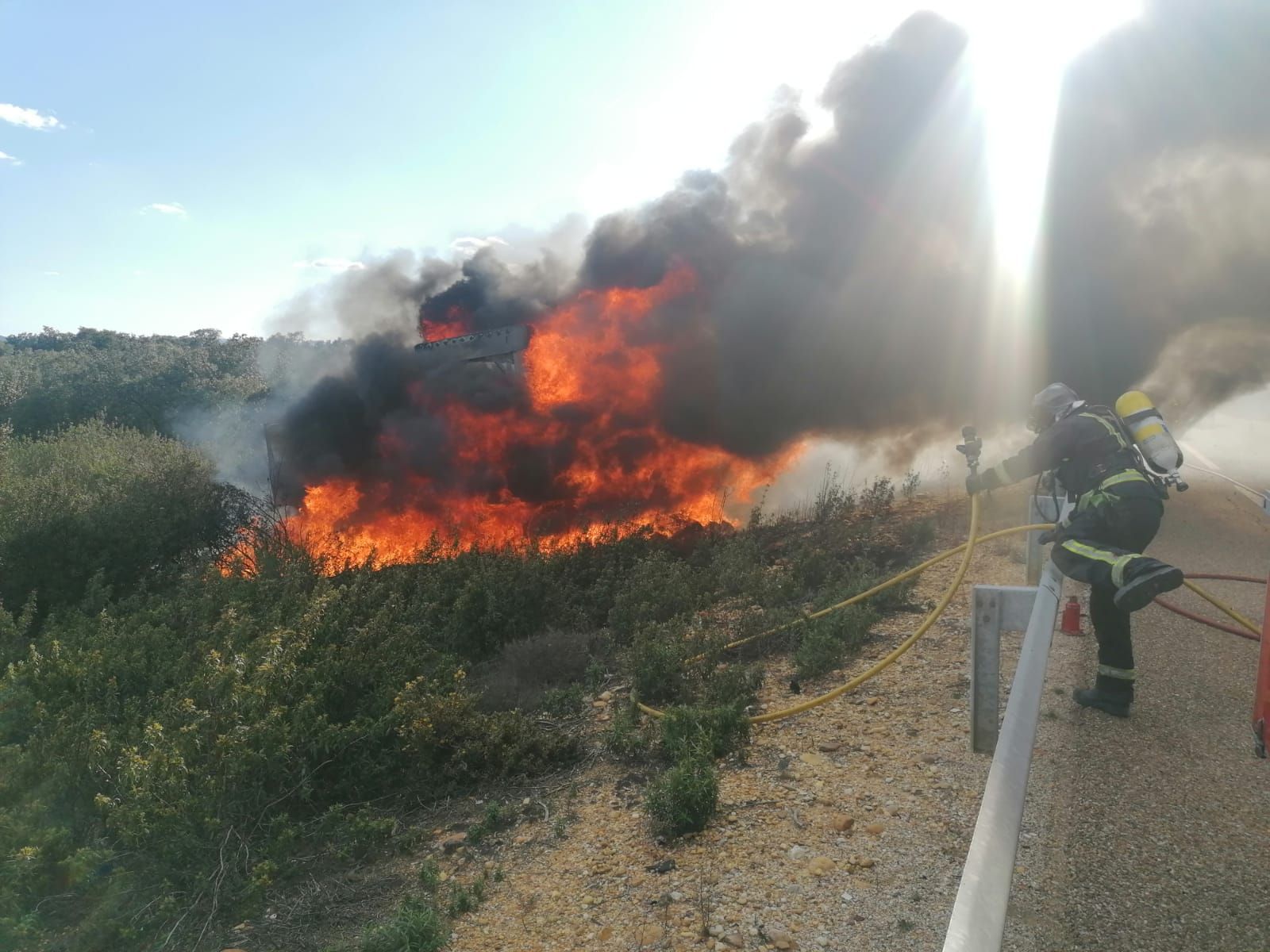 incendio-en-un-camion-tras-colisionar-con-una-furgoneta-14