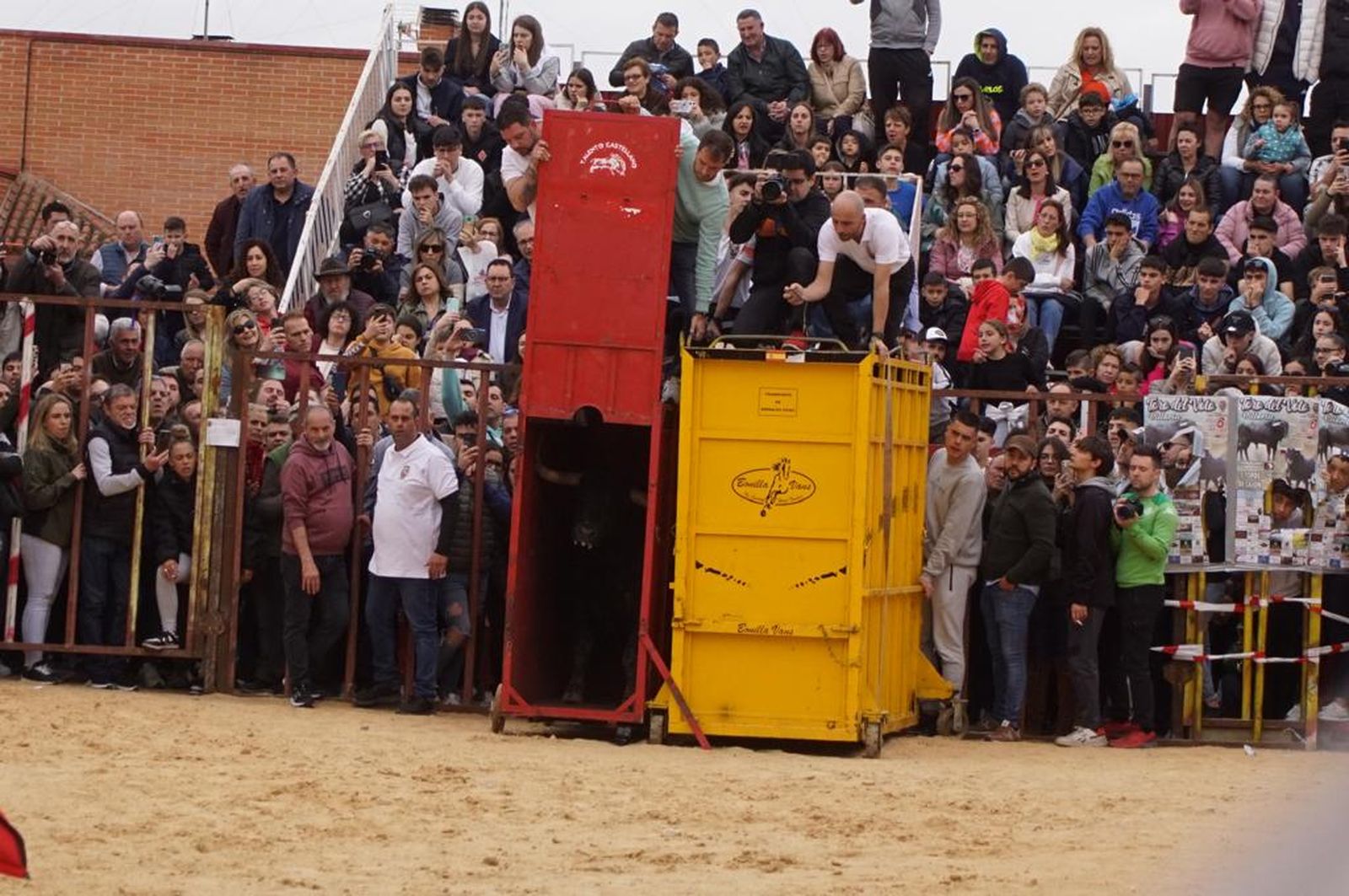 ambiente-y-participacion-durante-el-toro-del-voto-en-villoria-suelta-de-dos-toros-del-cajon-foto-juanes-15