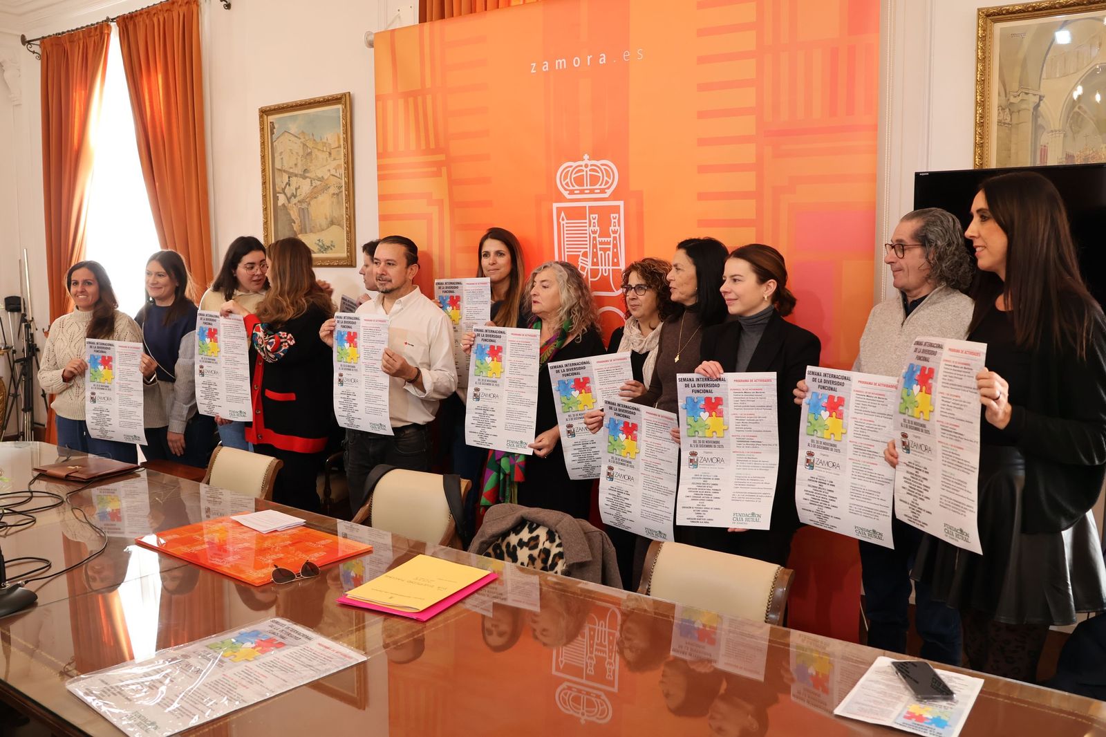 La concejala Auxiliadora Fernández con los representantes de todas las asociaciones colaboradoras