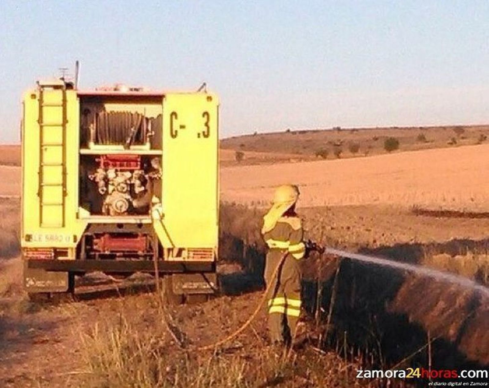Una chispa de una cosechadora provoca un incendio en la provincia de Zamora. Archivo