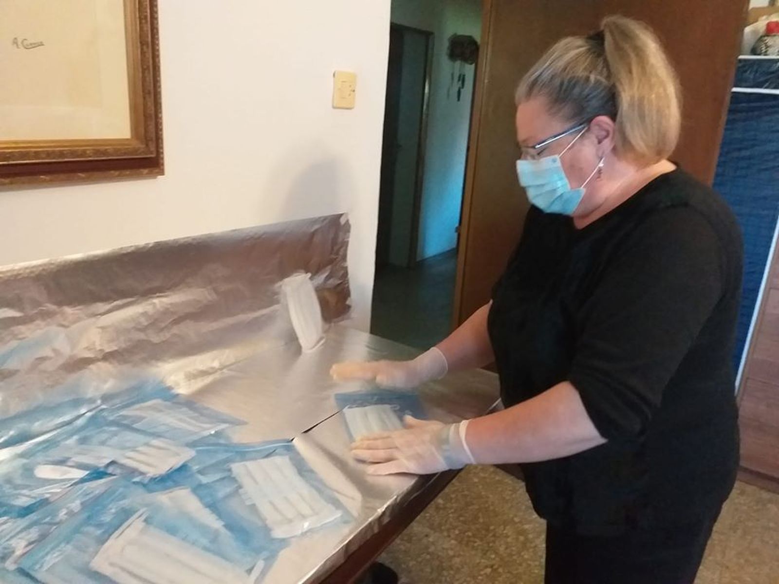 01 PSOE Ayto. Peñausende. 09 05 2020 Vecinos confeccionan mascarillas