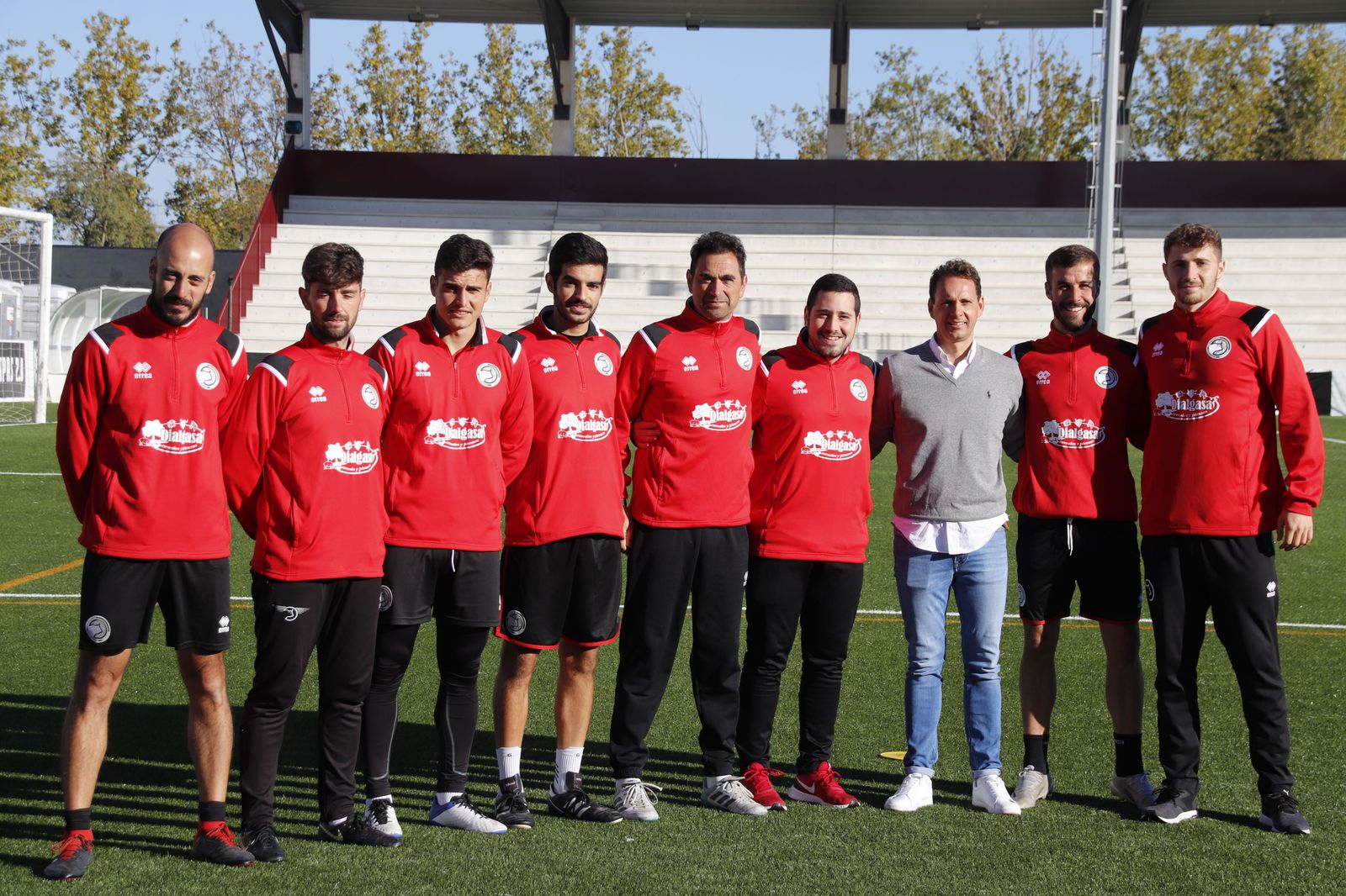 Alberto Plácido, junto con los miembros del cuerpo técnico / FOTO SALAMANCA24HORAS.COM