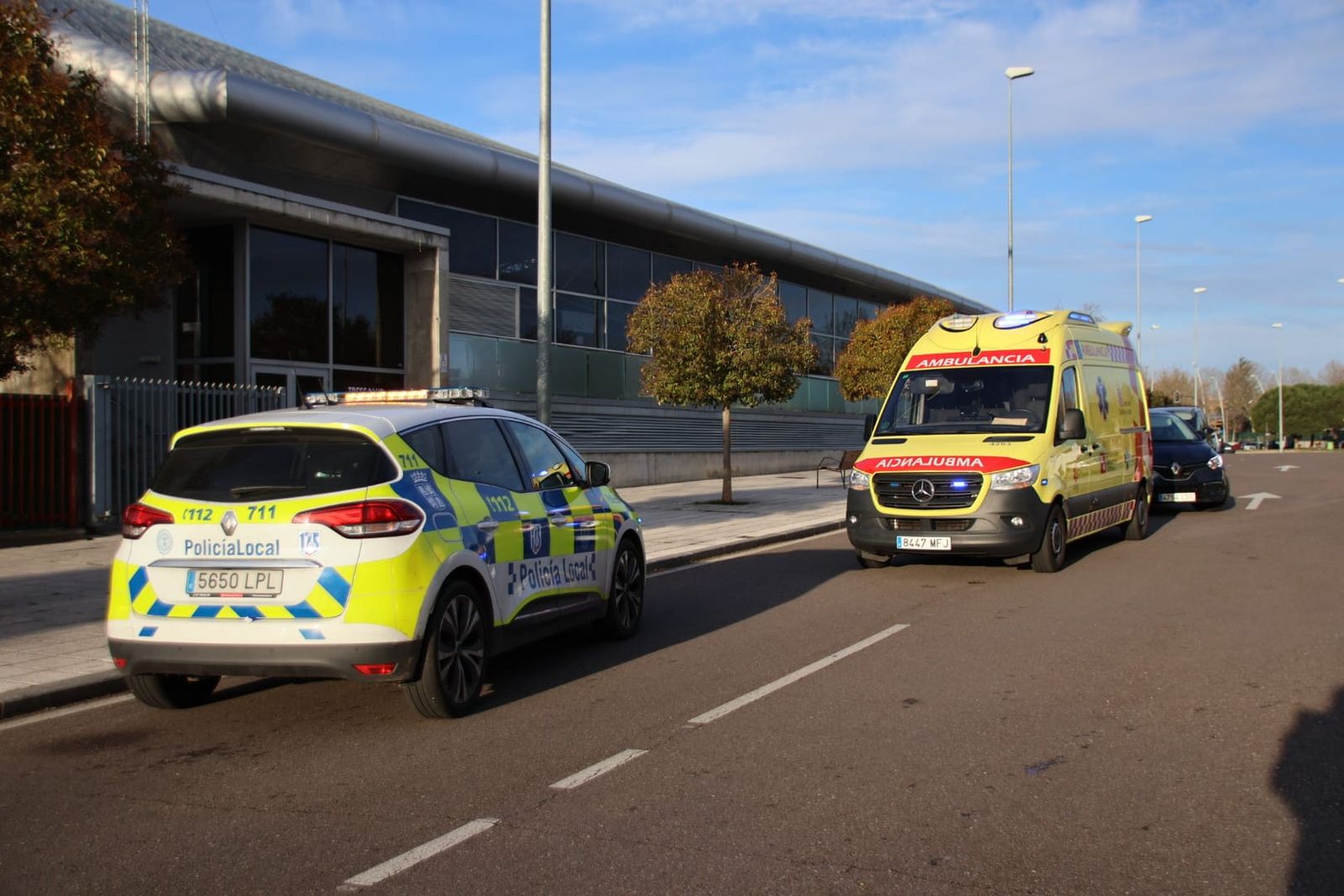 Policía Local y ambulancia en un atropello en la calle Rafael Lapesa (2)