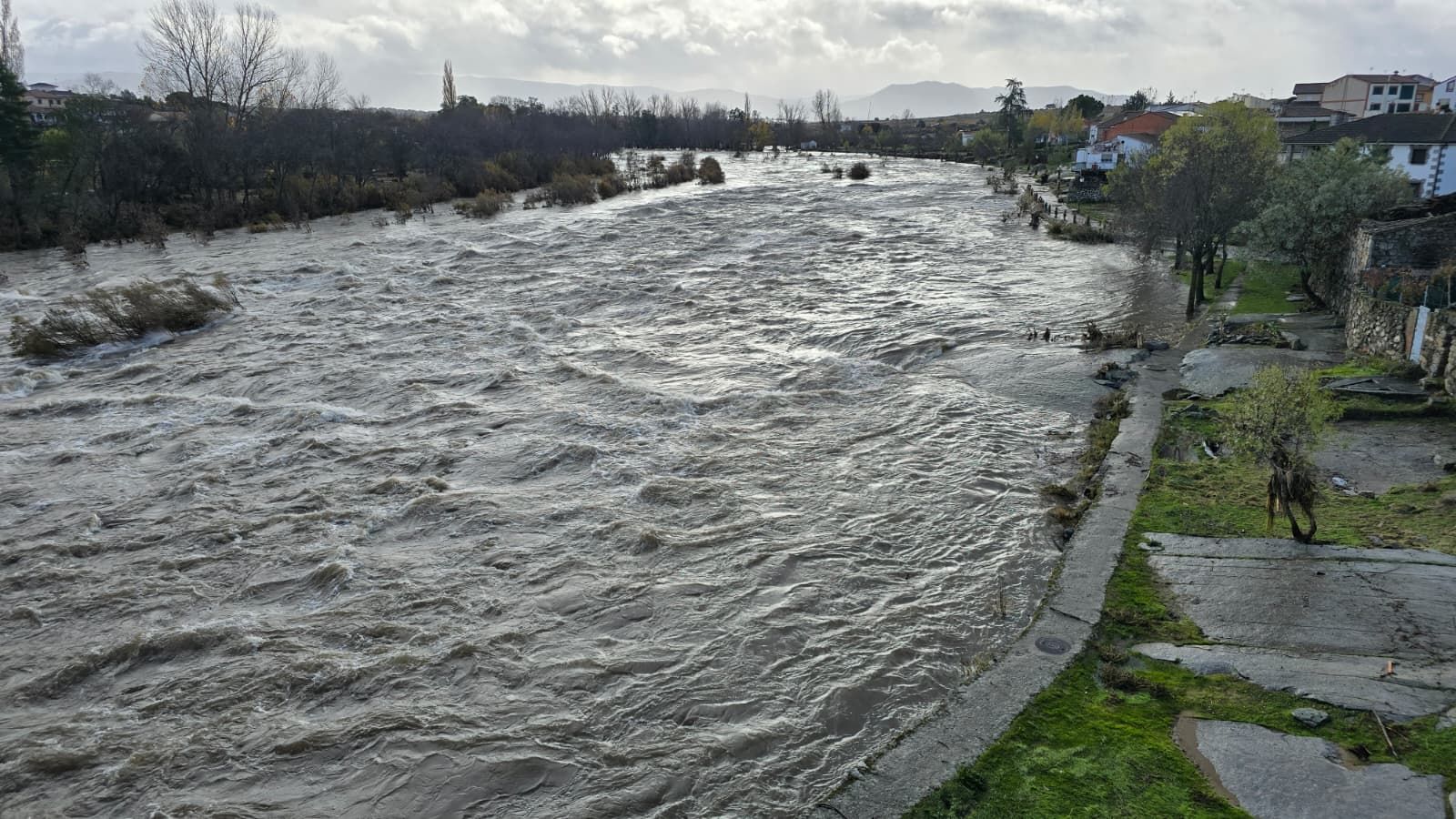 El río a su paso por el puente del Congosto