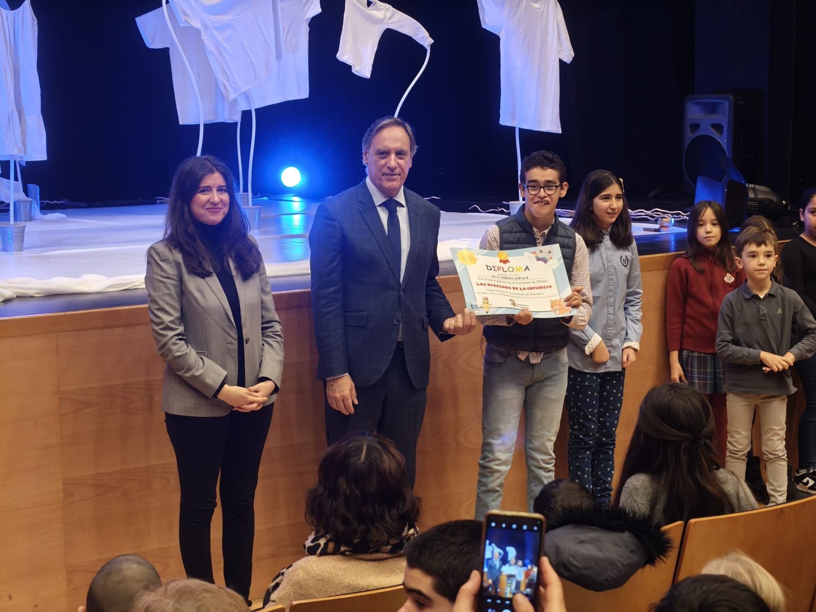 Los niños del concurso de dibujo de reciben sus diplomas premiados de las manos del alcalde por el Día Internacional de los Derechos de la Infancia