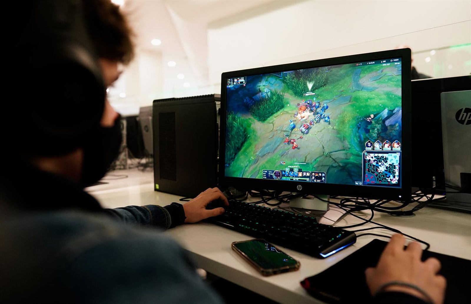 Archivo - Un niño jugando a un videojuego - Archivo