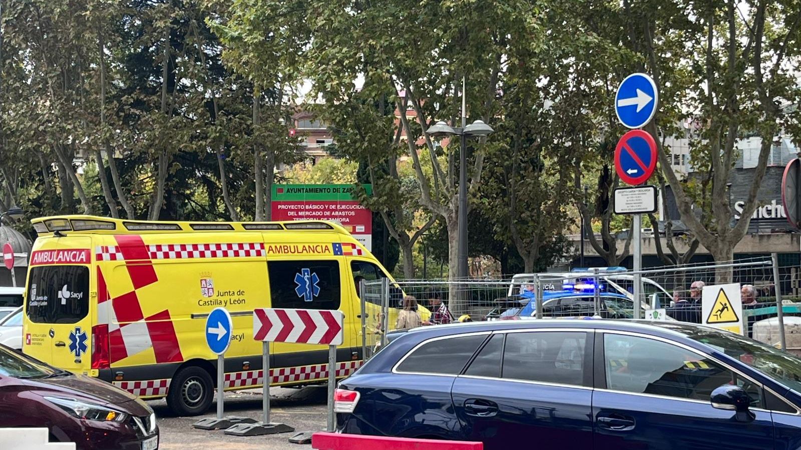 Ambulancia y Policía en la Plaza de la Marina esta tarde