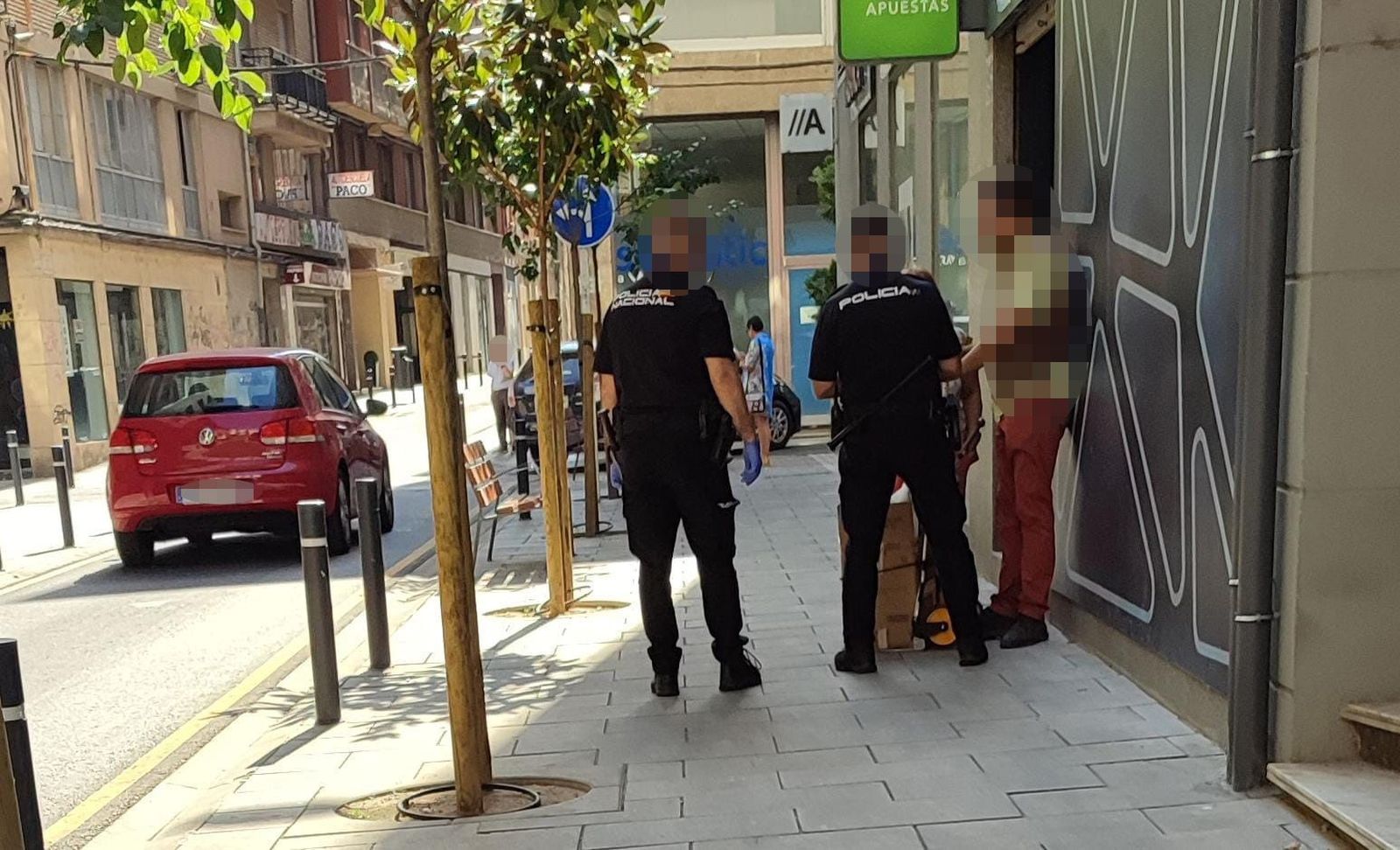 La Policía Nacional en la zona junto a la persona agredida