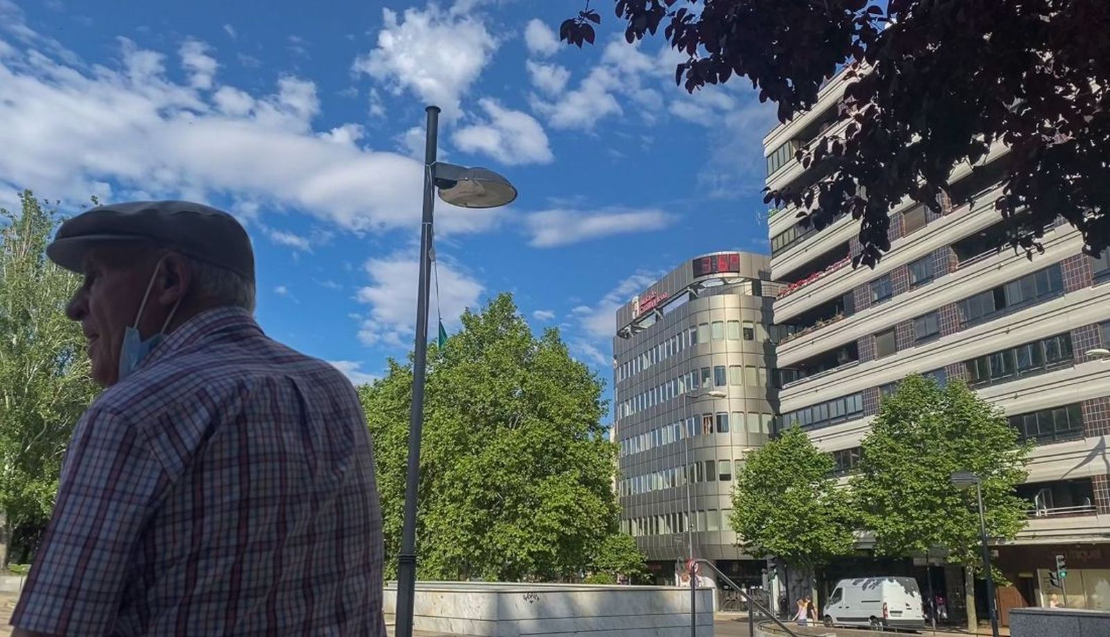 un zamorano se resguarda a la sombra de la plaza de la marina ante el intenso calor