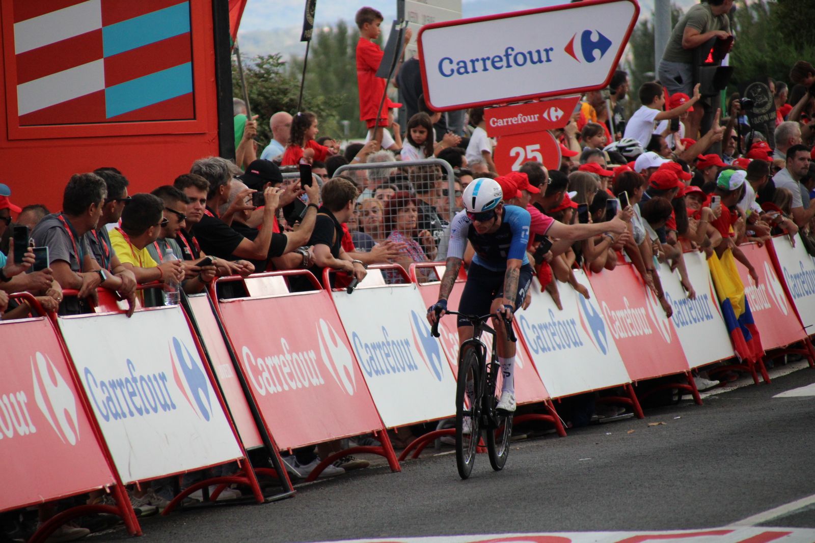 La Vuelta llega a Guijuelo y Philipsen se lleva el esprint