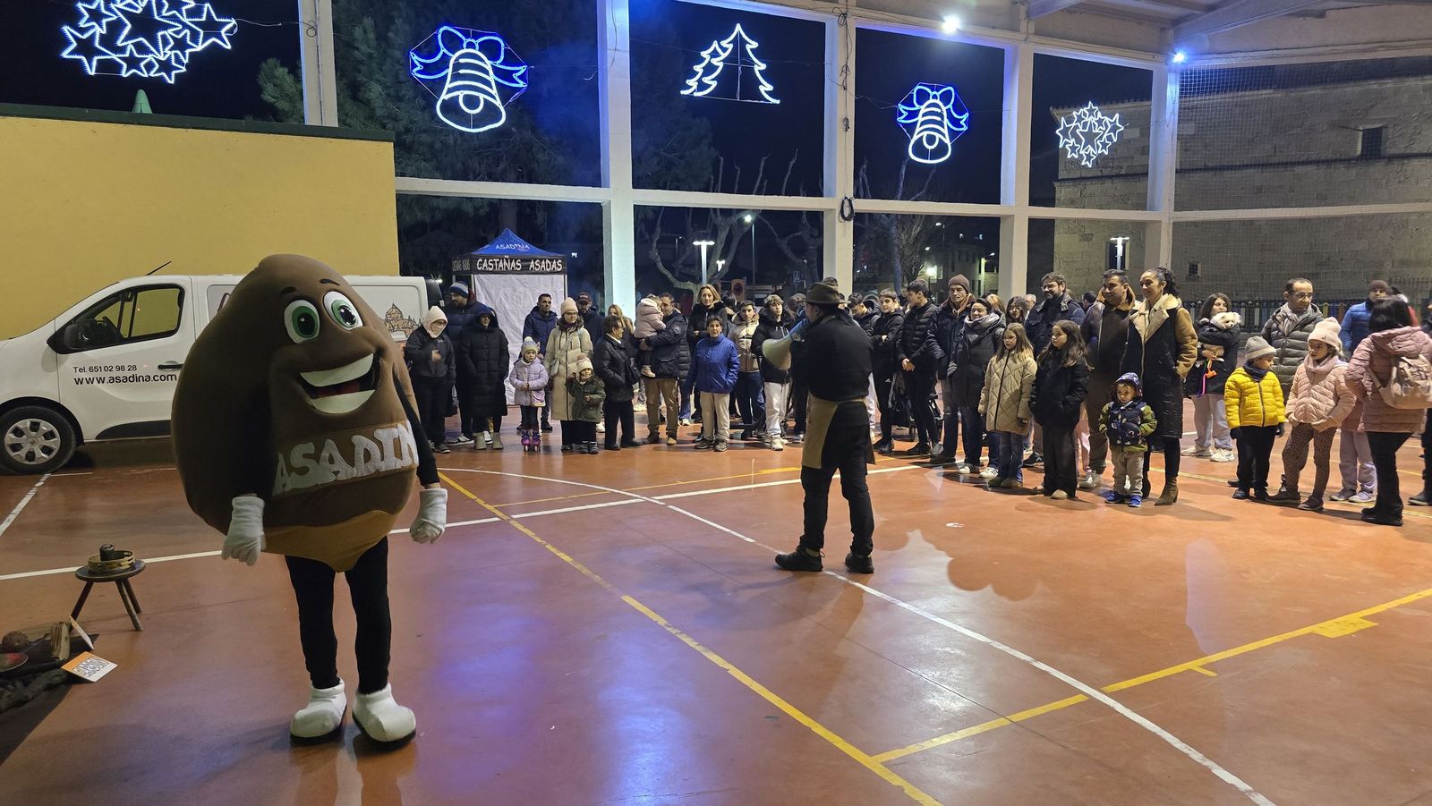 Castañada popular acompañada de un bonito espectáculo circense en Castellanos de Moriscos