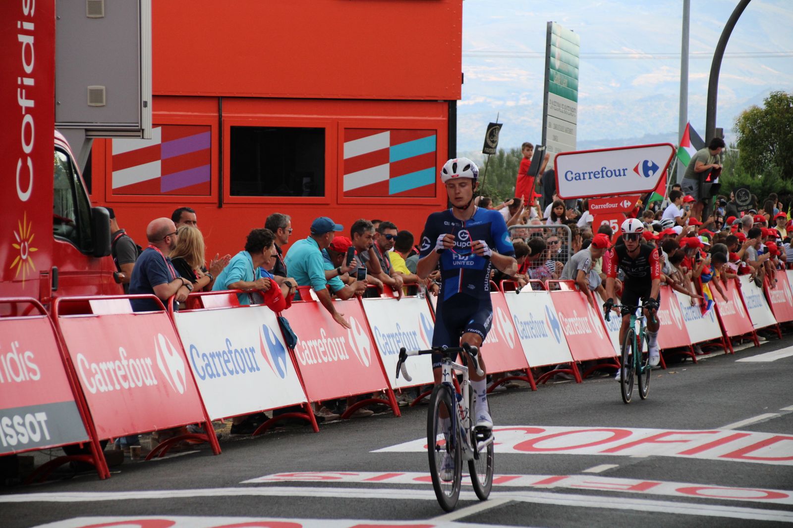 La Vuelta llega a Guijuelo y Philipsen se lleva el esprint