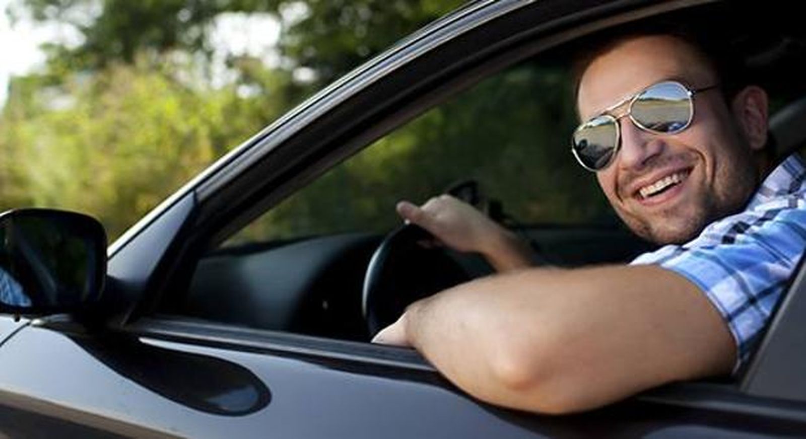 Conducir con el brazo por fuera de la ventanilla conlleva una sanción | DGT