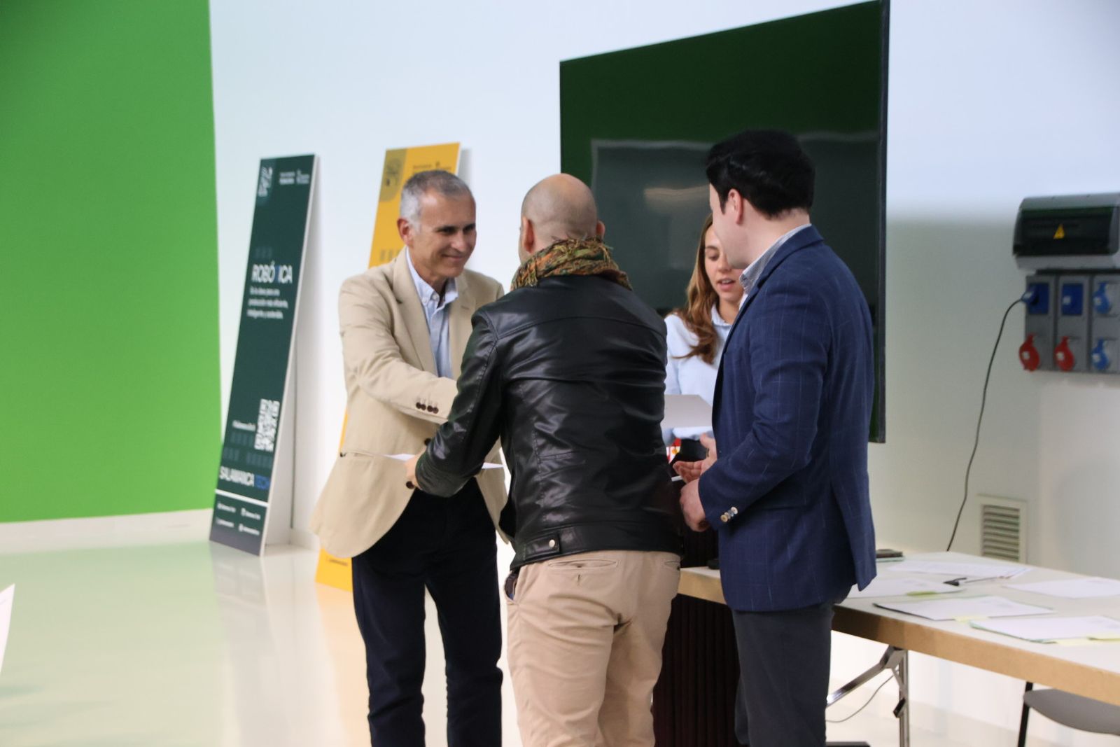 Entrega de diplomas de Centro de Alto Rendimiento Empresarial, Marketing con IA y Data Analytics de Empleo Joven