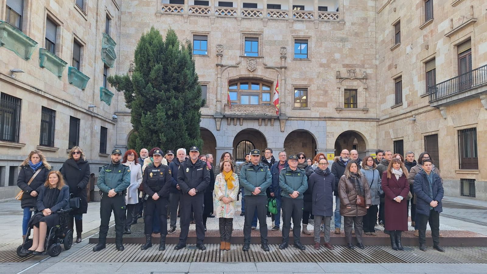 Minuto de silencio en la Subdelegación del Gobierno de Salamanca por las víctimas de Adamuz