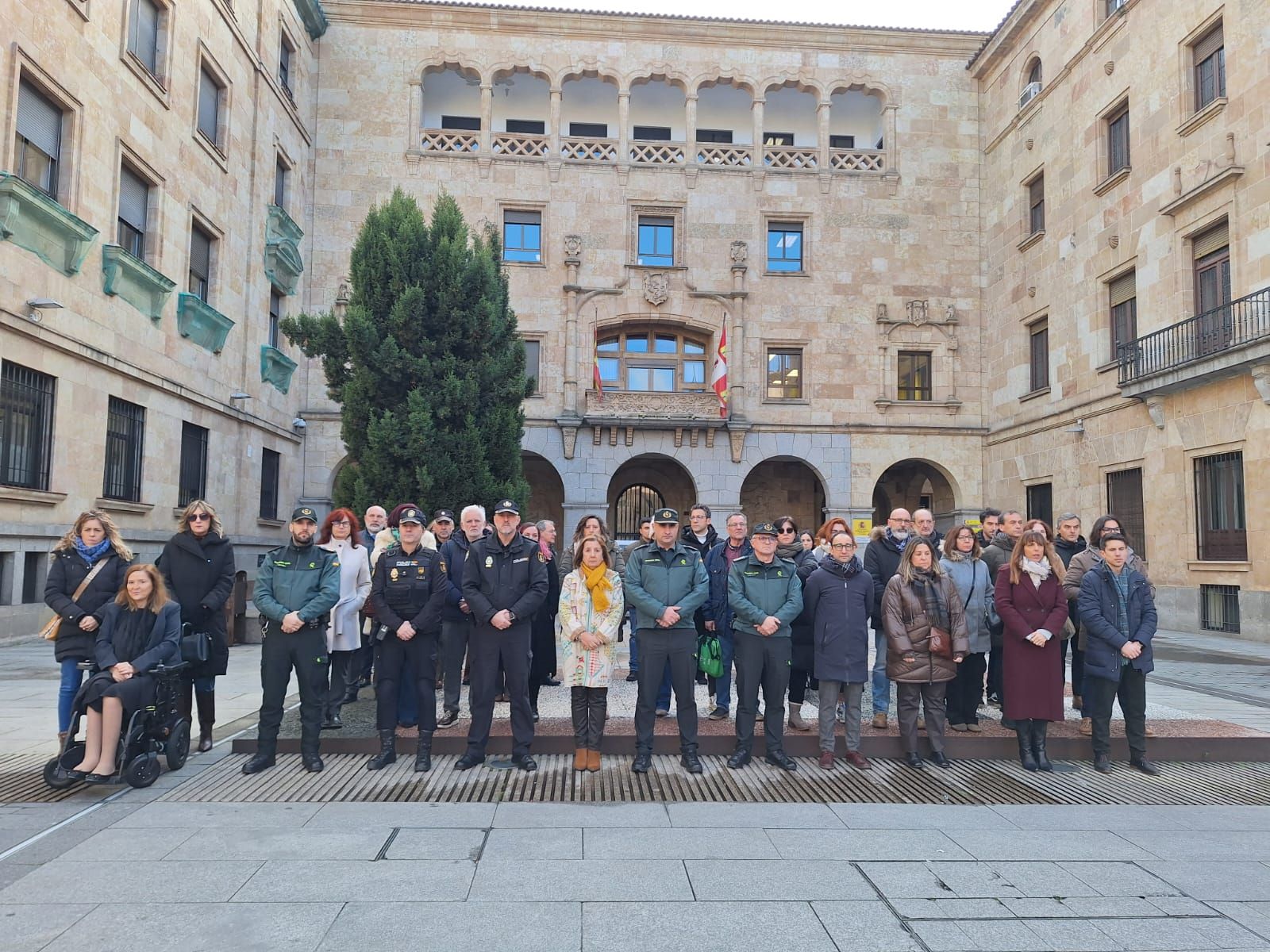 Minuto de silencio en la Subdelegación del Gobierno de Salamanca por las víctimas de Adamuz