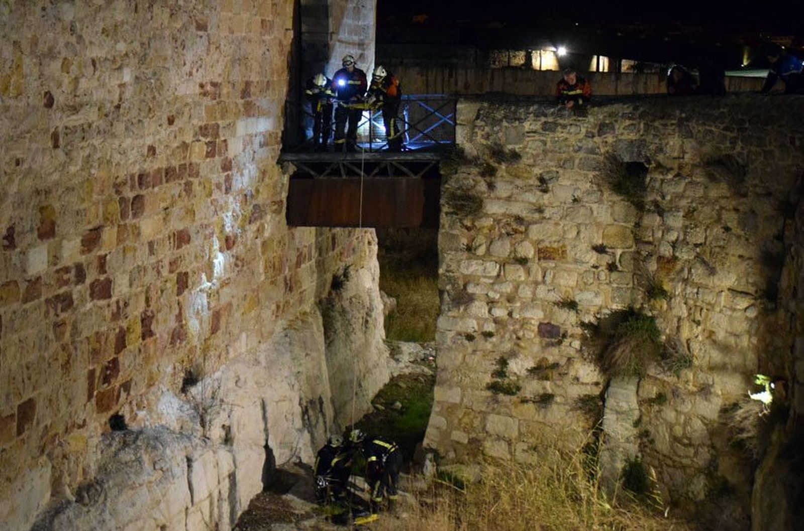 Rescate perro bomberos foso