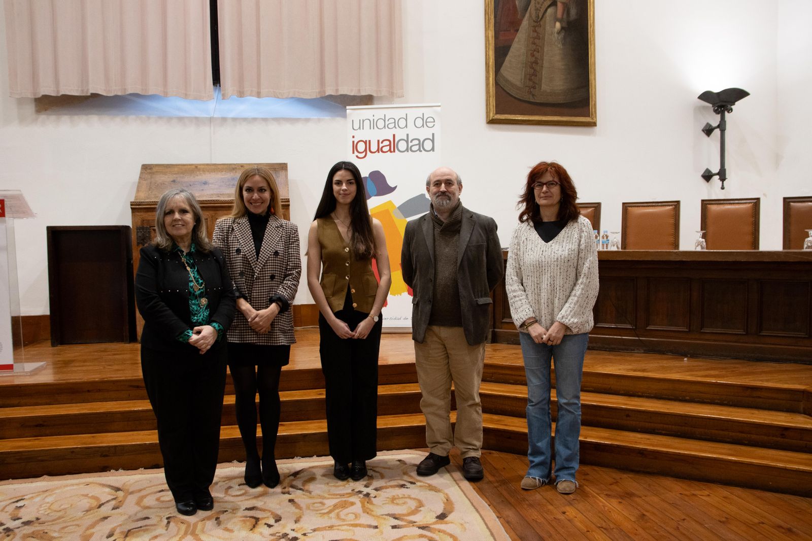 Galardonada y representantes de los galardonados junto a la vicerrectora de Igualdad y la directora de la Unidad de Igualdad | Foto: Comunicación USAL
