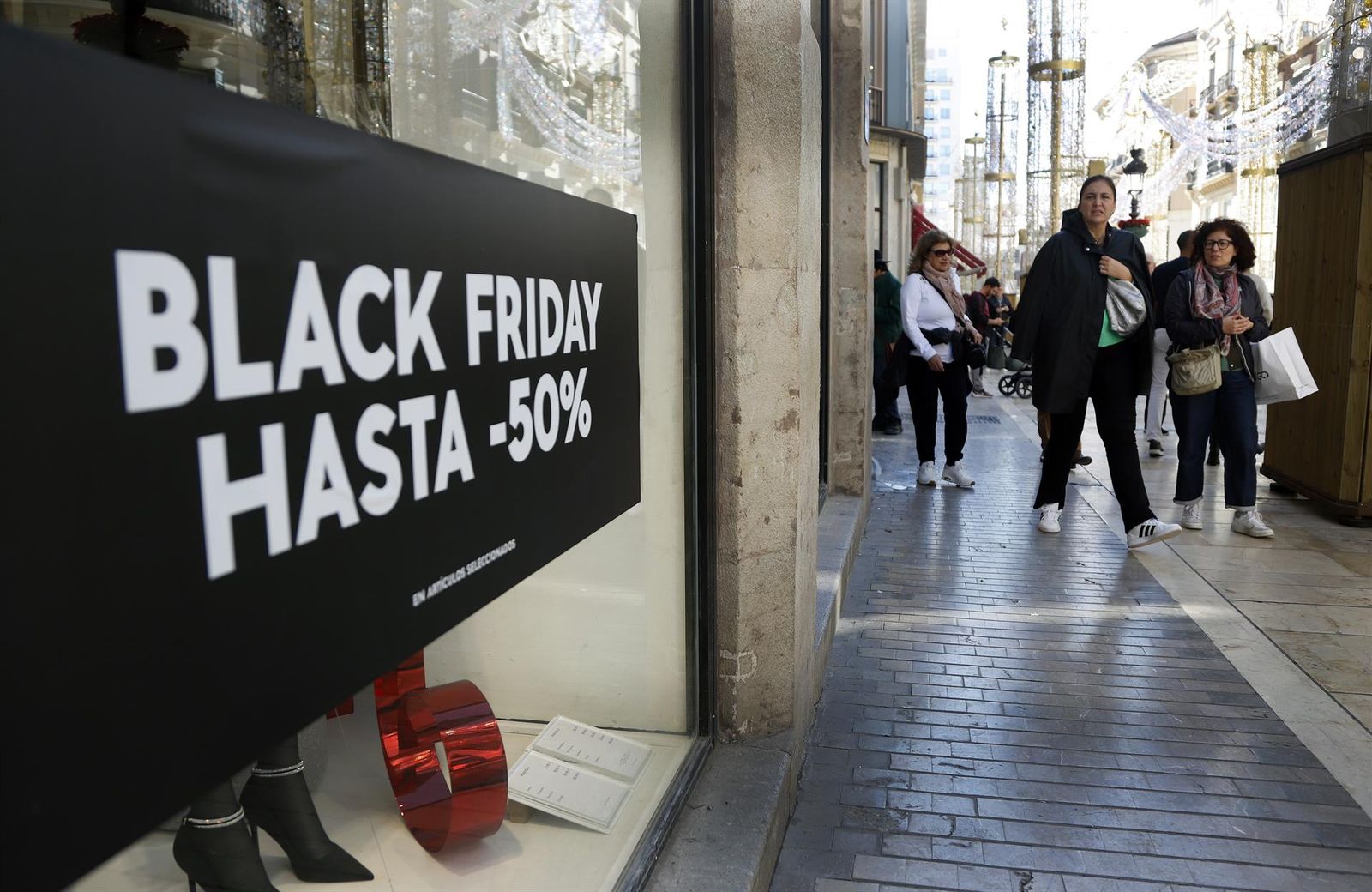 Cientos de personas se adelantan a las compras navideñas con el Black Friday - Álex Zea - Europa Press - Archivo