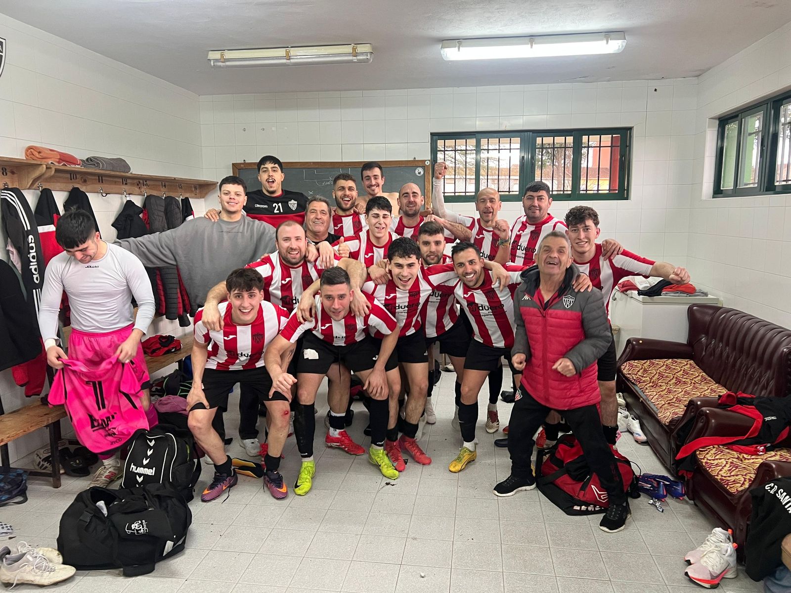 El CD Santa Croya celebra su triunfo frente al CD Coreses