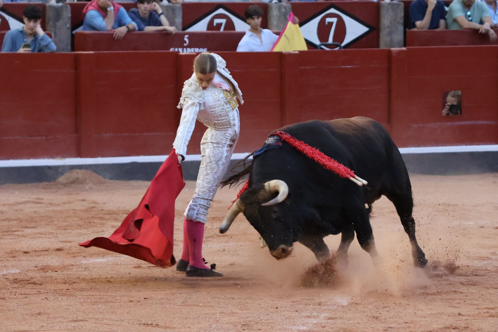 La Glorieta revive el aroma de la feria taurina con el primer festejo: Lea Vicens, Raquel Martín y Olga Casado