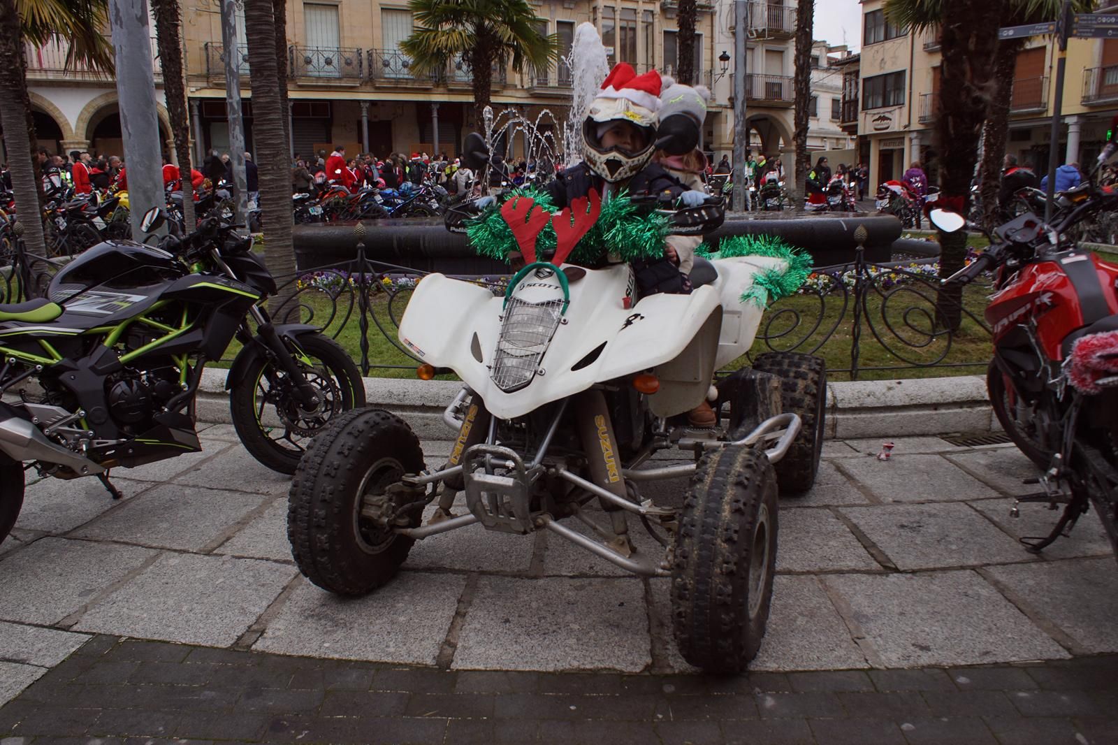 Alba de Tormes se despierta con el ruido de la 'Papanoelada motera' presidida por Papá Noel