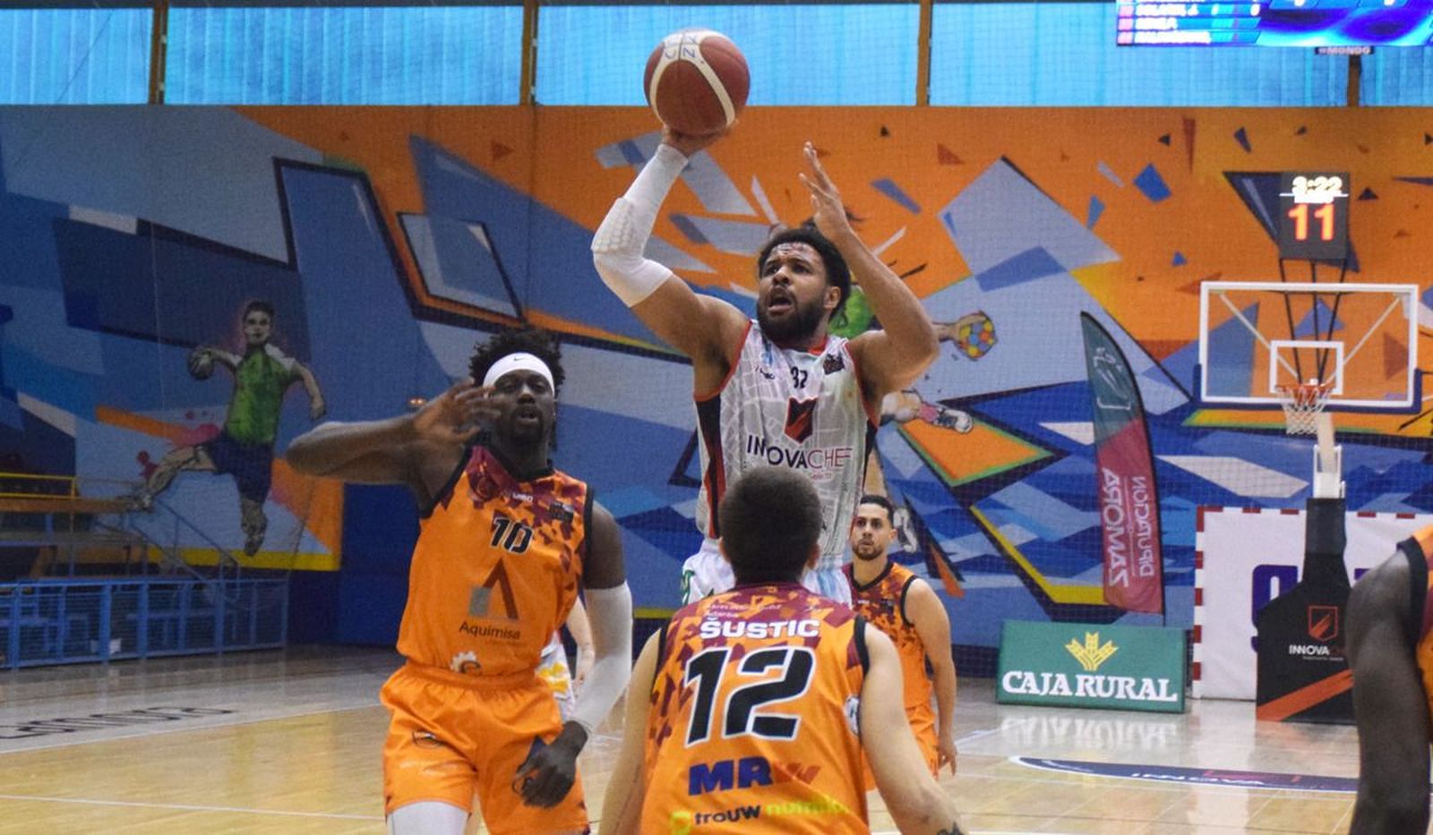 Jeff Solarin se eleva sobre dos rivales