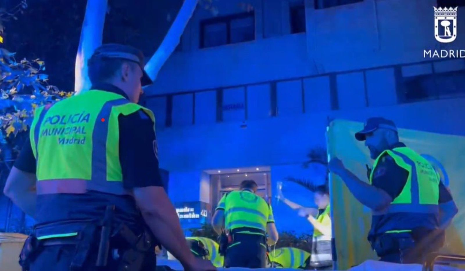Herido muy grave un hombre al caerse al suelo tras ser golpeado por otro después del concierto de Karol G - EMERGENCIAS MADRID Herido muy grave un hombre al caerse al suelo tras ser golpeado por otro después del concierto de Karol G - EMERGENCIAS MADRID
