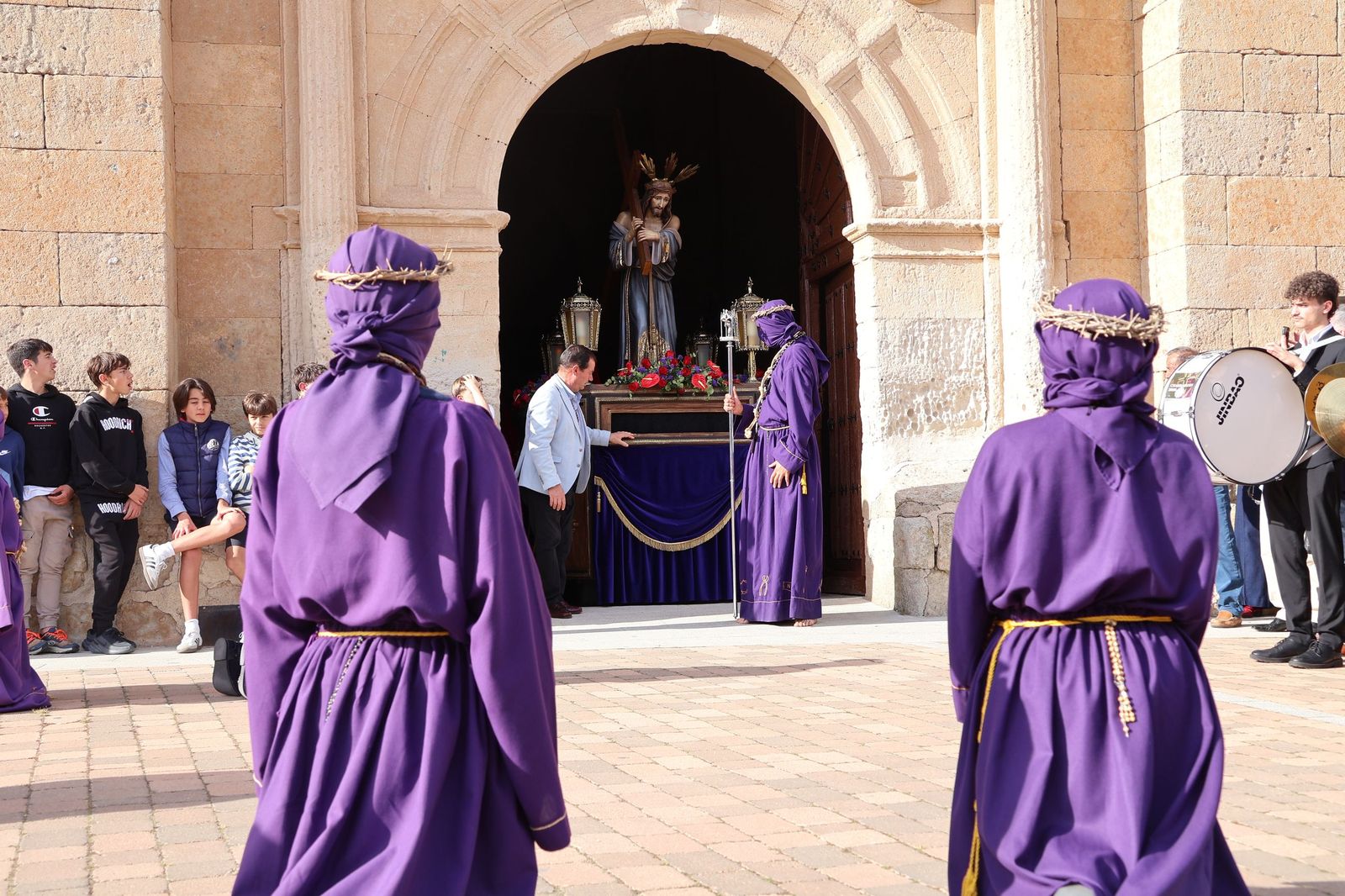Revive las imágenes de la procesión del Santo Entierro en Fuentesaúco