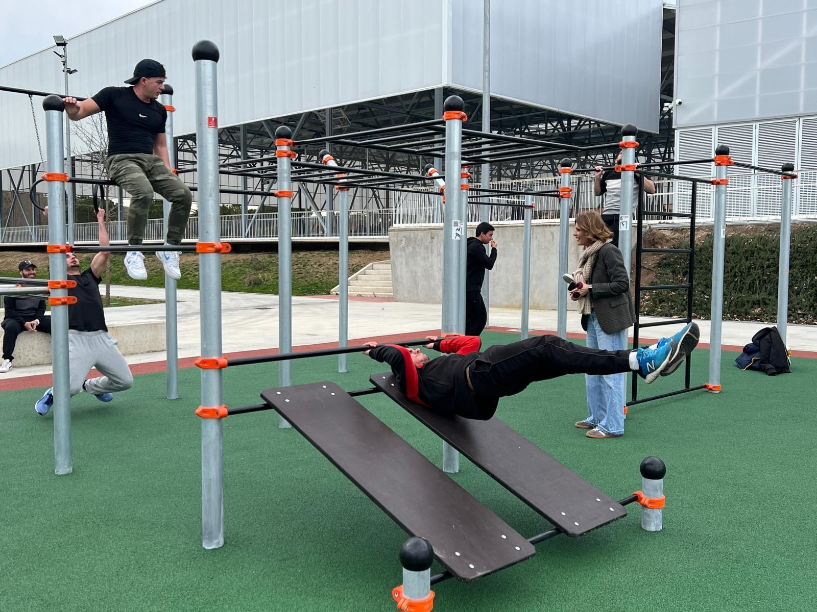 La concejala Almudena Parres en la zona de calistenia