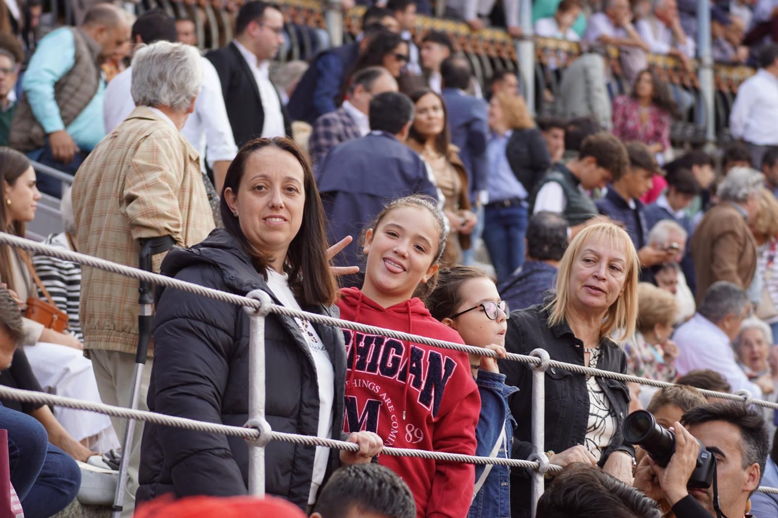 resumen-fotografico-del-ambiente-en-los-tendidos-de-la-glorieta-durante-la-corrida-concurso-22-de-septiembre-fotos-juanes-84