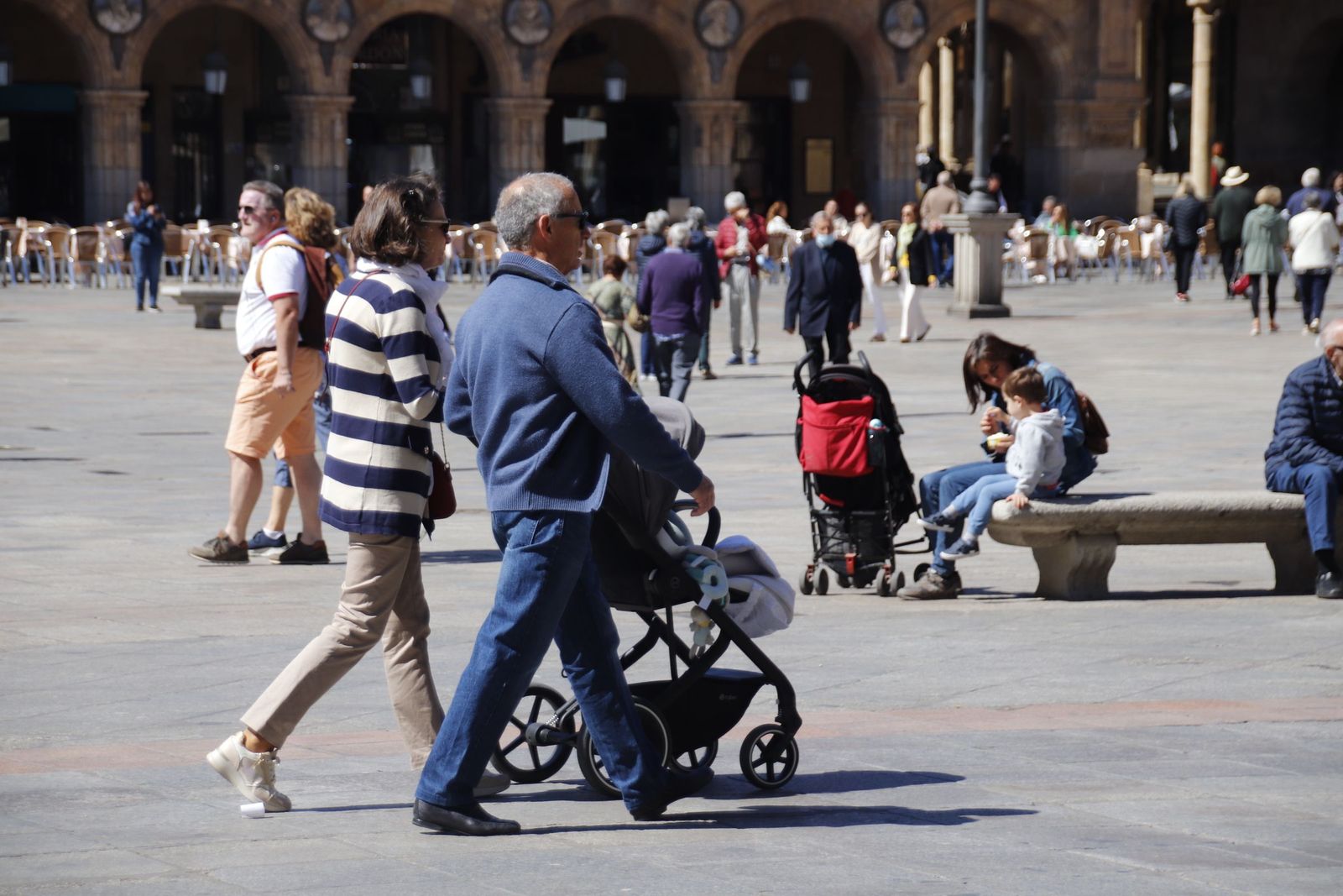 Gente por las calles de Salamanca con carrito de bebé