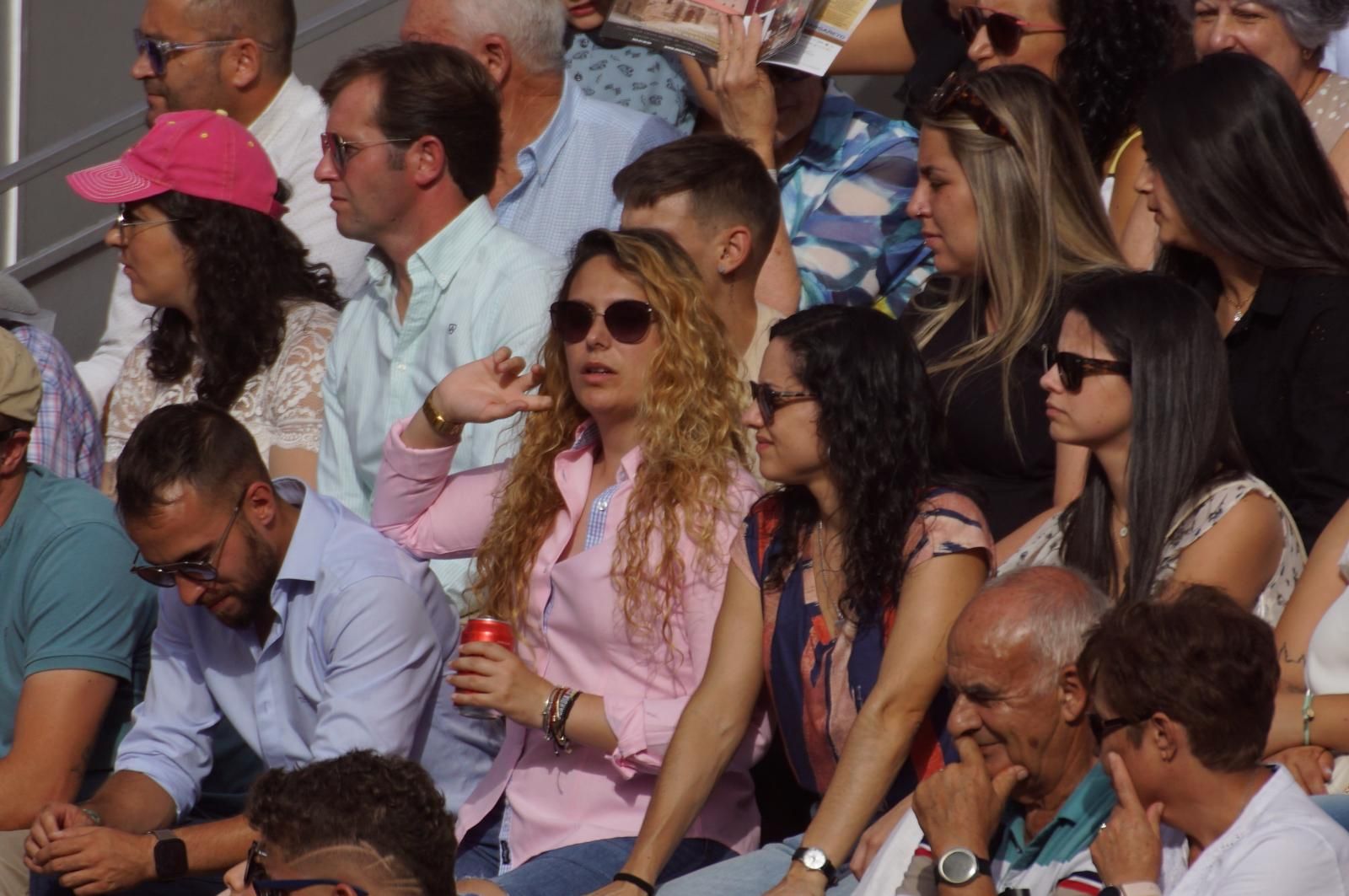 Expectación por ver los caballos de rejoneo en La Glorieta: imágenes del ambiente en los tendidos y en el patio de cuadrillas