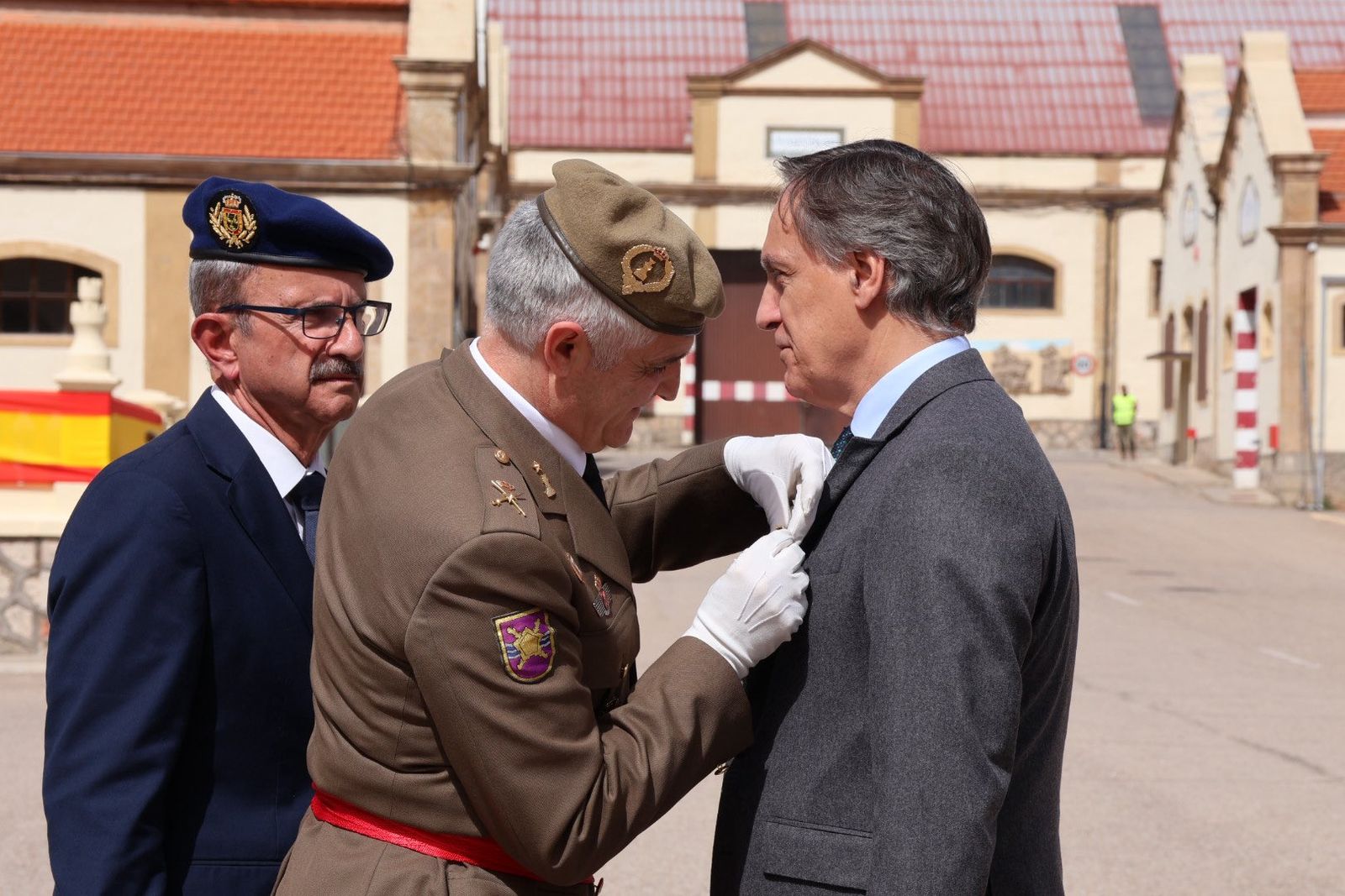Carlos García Carbayo es distunguido con la Medalla al Mérito