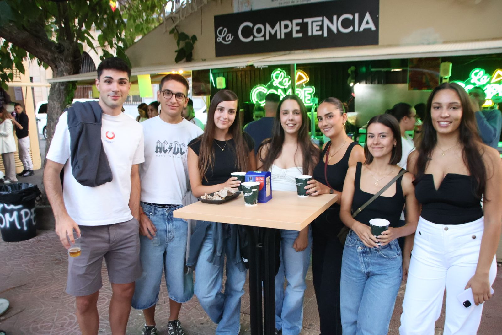 Ambiente de las casetas el  jueves por la tarde noche