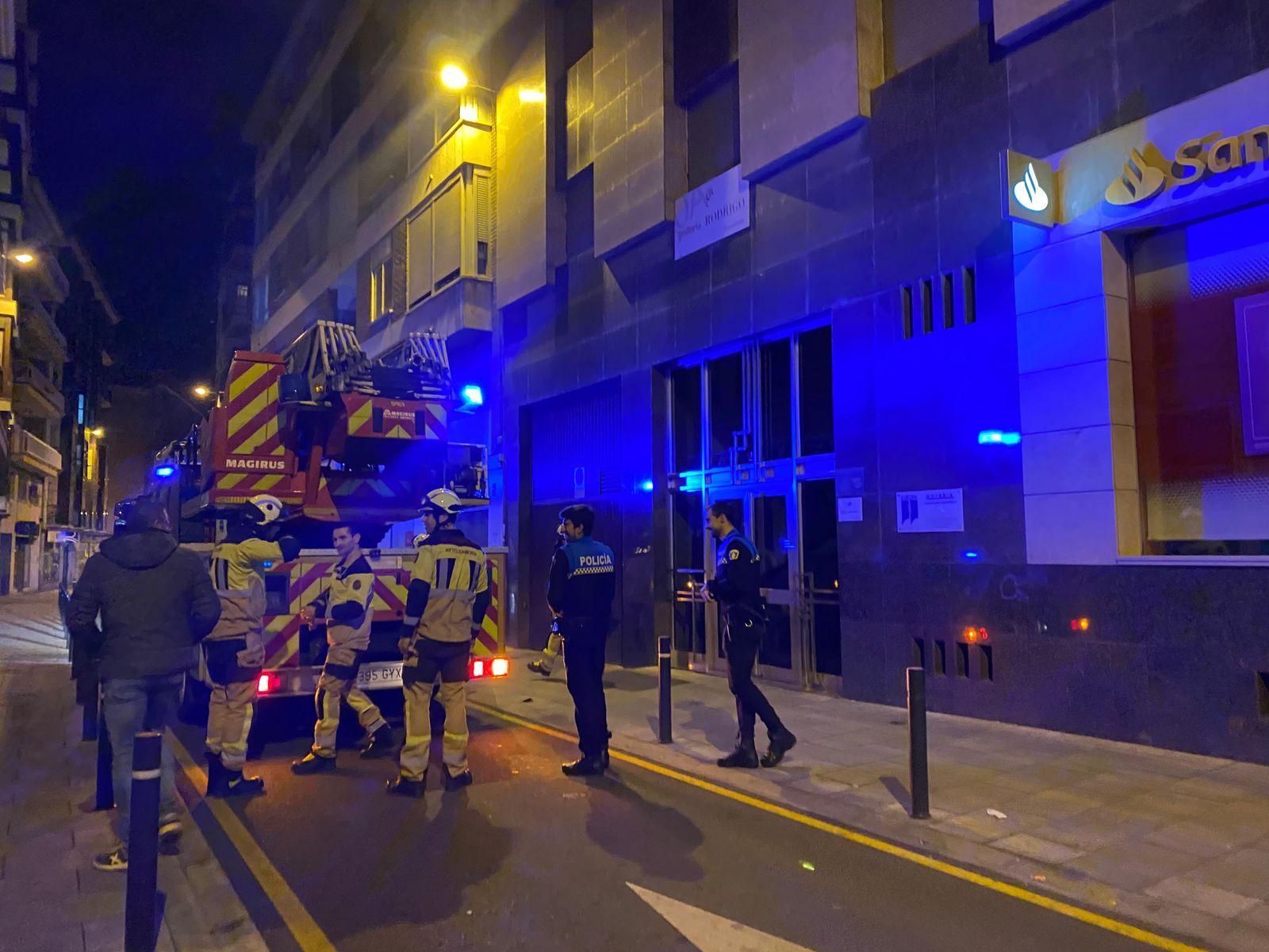Policía y Bomberos en el lugar de los hechos