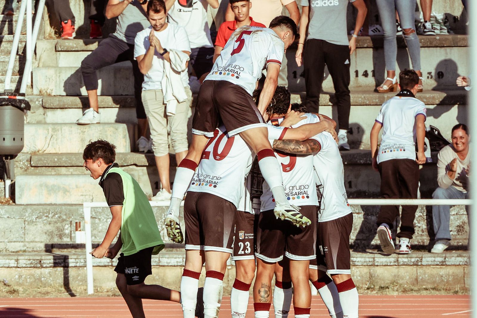Los jugadores del Salamanca CF UDS celebran un gol ante la SD Sarriana