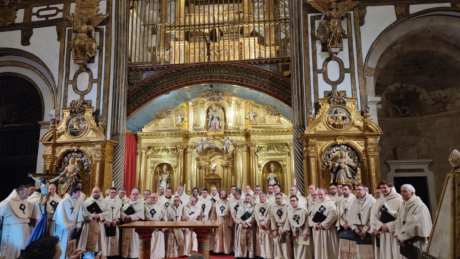 VÍDEO | Los Coros del Espíritu Santo y la Buena Muerte inundan de música la iglesia de San Ildefonso en su concierto más especial