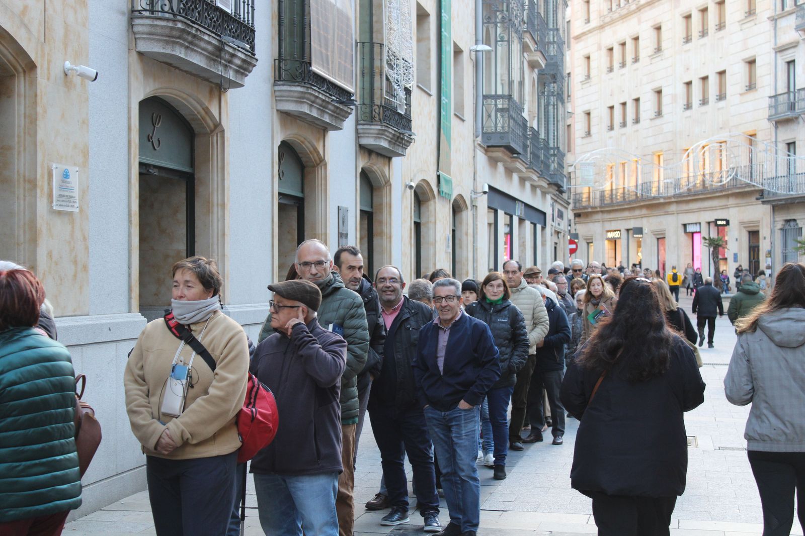 colas-en-la-plaza-del-liceo-para-comprar-la-loteria-15
