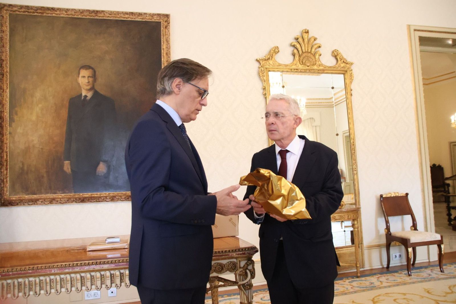 Carlos García Carbayo, recibe al expresidente de Colombia Álvaro Uribe