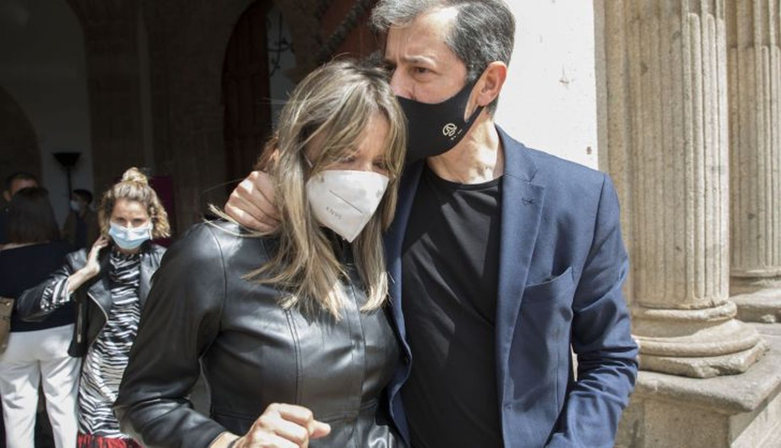 Susana Martín ICAL. En la imagen, la que era su pareja Susana Aparicio consolada por el productor Roberto Lozano