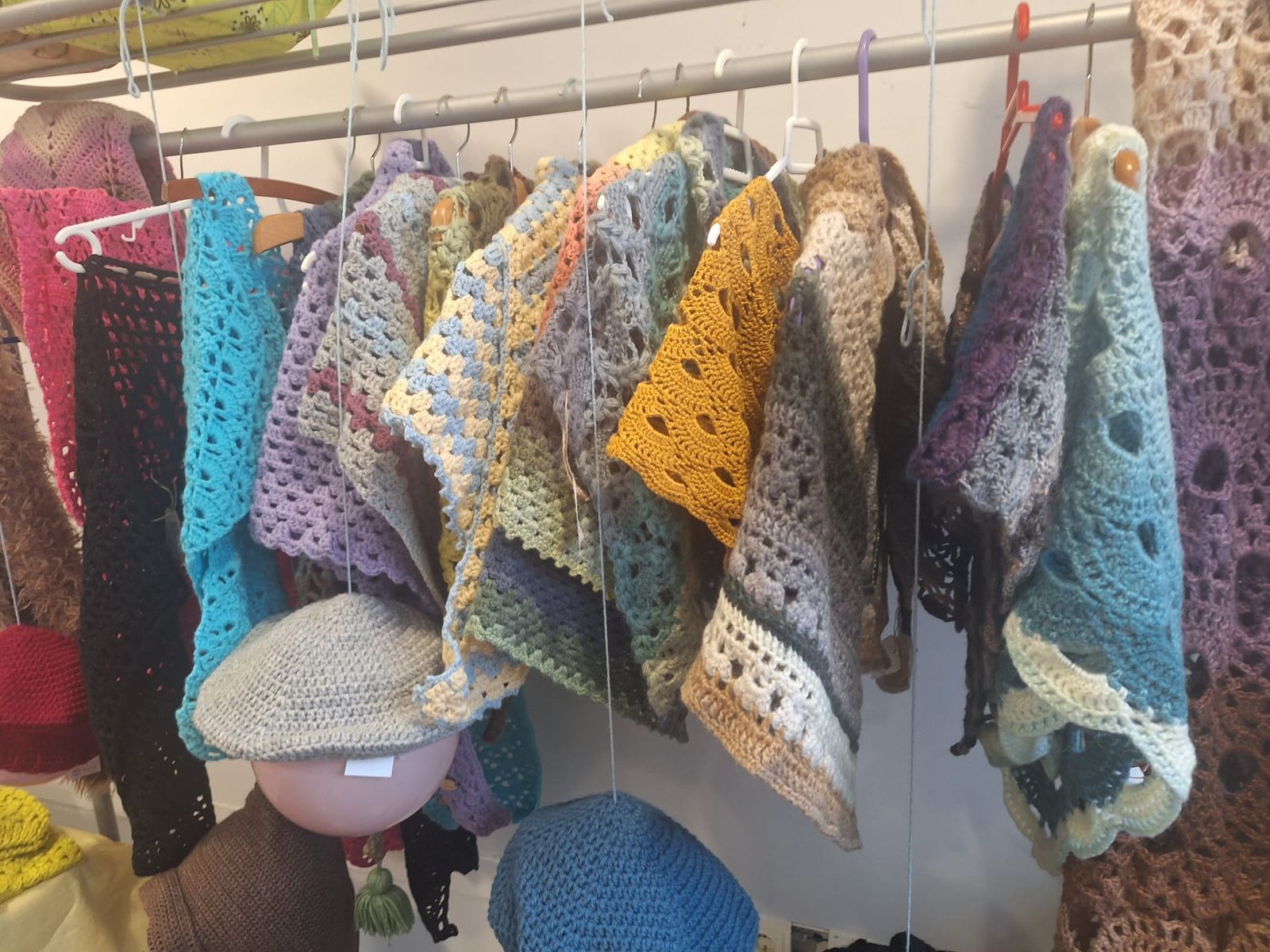 Mercadillo solidario Tejemaneje en Villamayor 2025 (21).jpeg