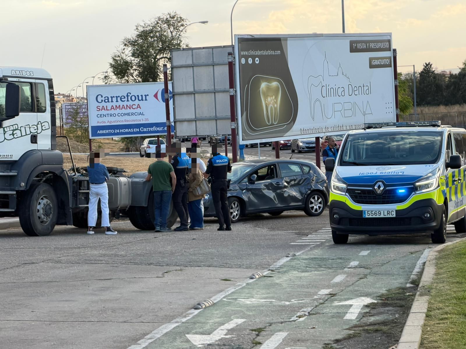 Colisión entre un turismo y un camión en el Polígono de los Villares
