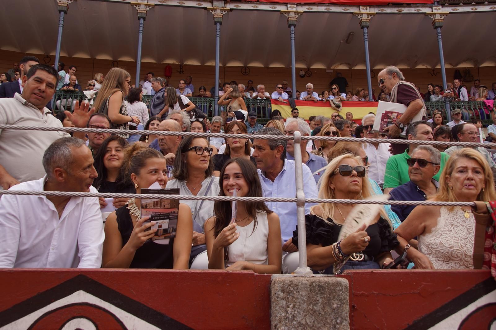 Expectación por ver los caballos de rejoneo en La Glorieta: imágenes del ambiente en los tendidos y en el patio de cuadrillas