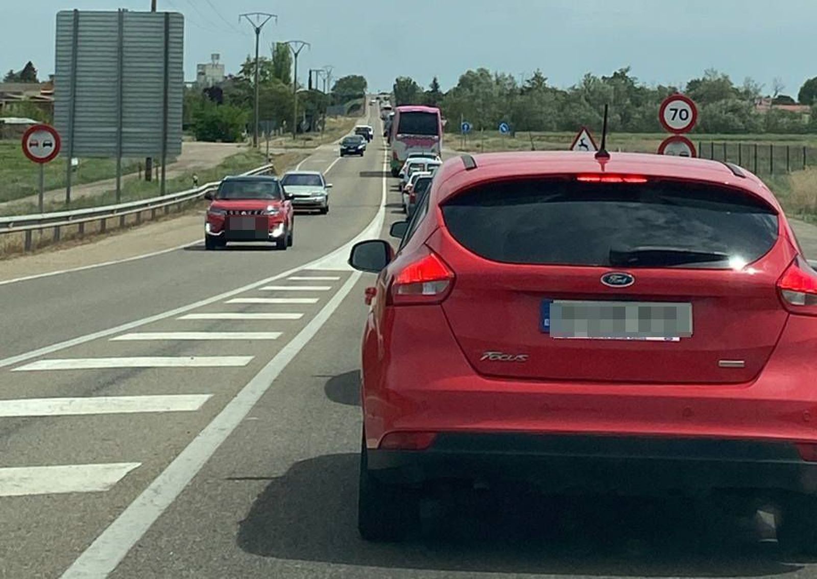 Atasco en la CL 605 entre Zamora y Moraleja. R.Z. Archivo