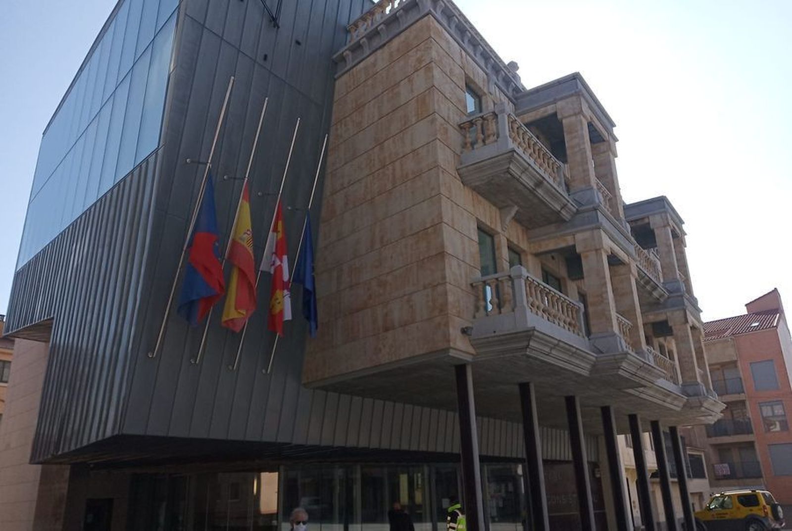 Banderas a media asta en Guijuelo