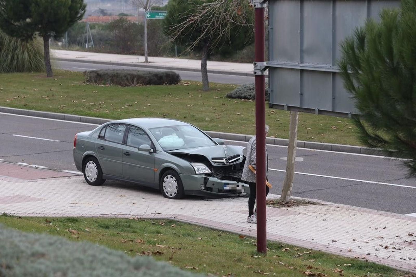 Herida una mujer al empotrar su coche contra un árbol