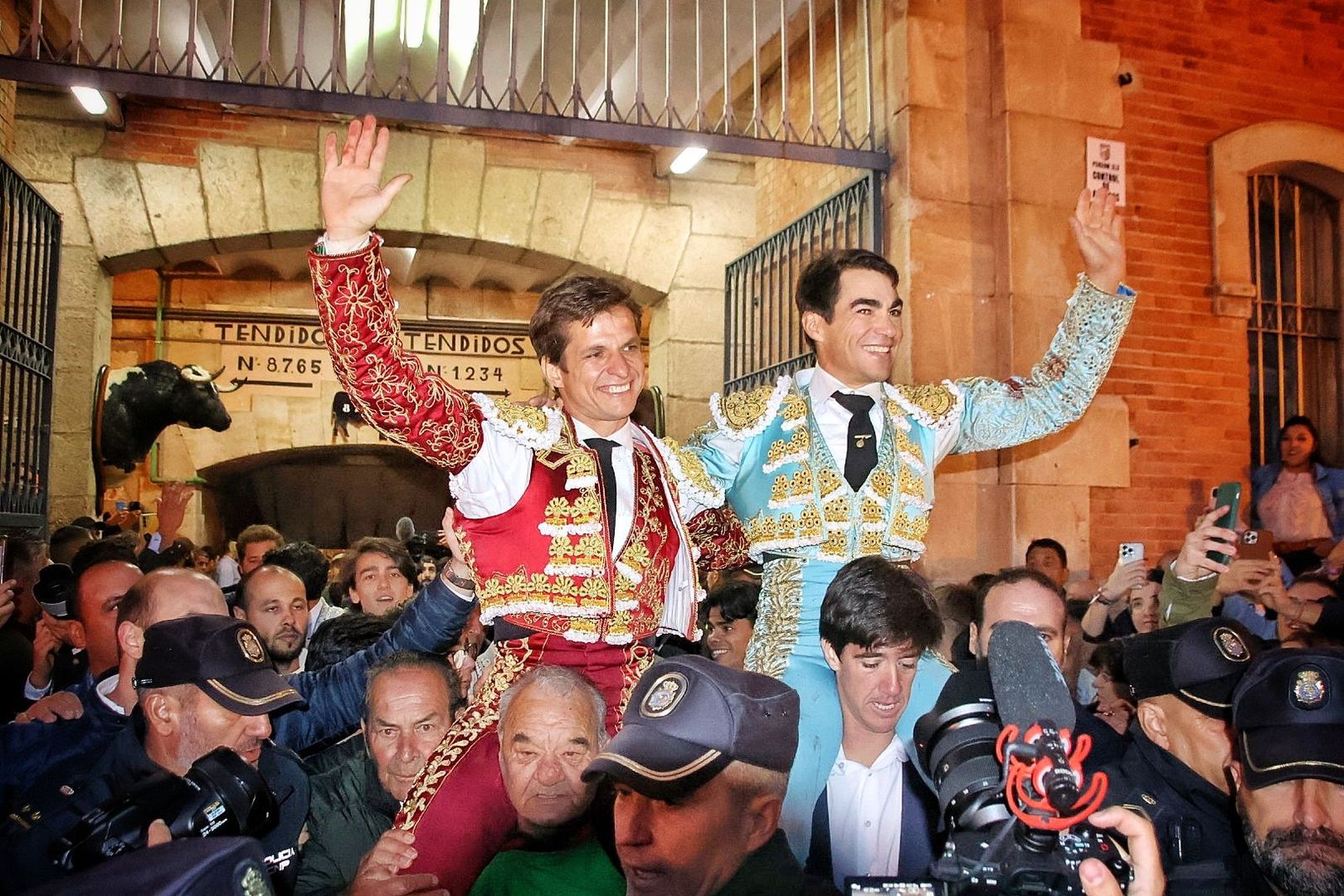 Domingo López Chaves y Julián López 'El Juli' se despiden por la Puerta Grande de La Glorieta. Foto Andrea M.