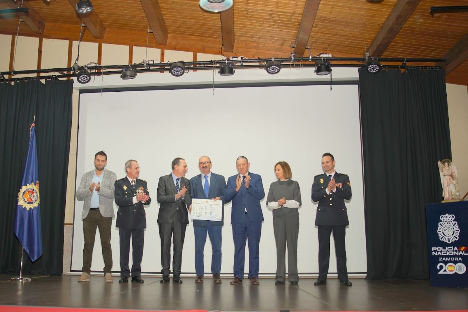 GALERÍA | Revive en imágenes el homenaje a la Policía Nacional en Alcañices