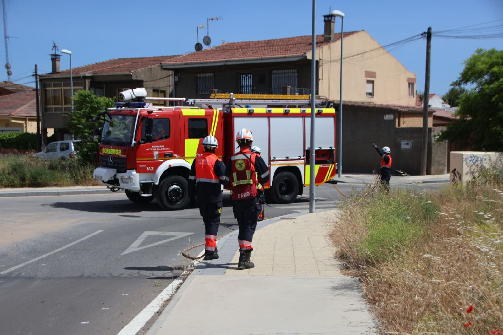 Pequeño incendio en una zona de pastos  Calzada de Medina